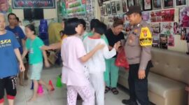 Bhabinkamtibmas Kelurahan Pademangan Barat Polsek Pademangan Polres Metro Jakarta Utara Bripka Iwan Wahyudi membawakan tiga bungkus kantong plastik berisikan buah- buahan saat mengunjungi anak- anak disabilitas diwilayah binaannya