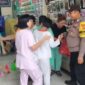 Bhabinkamtibmas Kelurahan Pademangan Barat Polsek Pademangan Polres Metro Jakarta Utara Bripka Iwan Wahyudi membawakan tiga bungkus kantong plastik berisikan buah- buahan saat mengunjungi anak- anak disabilitas diwilayah binaannya
