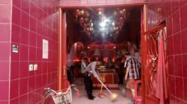 Anggota Polsek Pademangan saat bersih- bersih rumah ibadah 