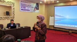 Foto : Winarti Master Asesor BNSP saat memberikan Materi Pelatihan Asesor Kompetensi LSP Pasar Modal di Cosmos Amarosa Hotel, Antasari, Jakarta (12/8/12). (Doc.Ist)