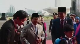 Gibran Rakabuming terlihat menyambut langsung kedatangan Presiden Jokowi di Monas menghadiri HUT ke-79 TNI. 