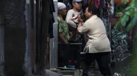 Presiden RI Prabowo Subianto menelepon sejumlah pejabat saat mengecek langsung kondisi warga terdampak banjir di Kampung Tambun Inpres. (Dok. Tim Media Prabowo)