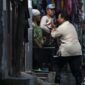 Presiden RI Prabowo Subianto menelepon sejumlah pejabat saat mengecek langsung kondisi warga terdampak banjir di Kampung Tambun Inpres. (Dok. Tim Media Prabowo)