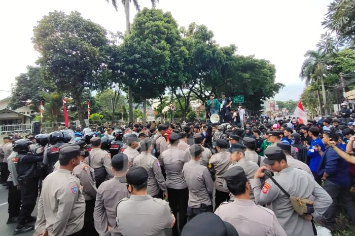 Potret aksi unjuk rasa di desan Istana Bogor. (Dok. Yogi Faisal/JPNN.com)