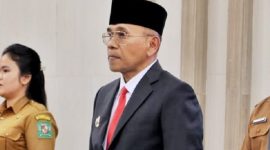 Bupati Simalungun Dr. H. Anton Achmad Saragih meninjau kesiapan infrastruktur pendukung rally internasional di kawasan kebun. (Dok. simalungunkab.go.id)

